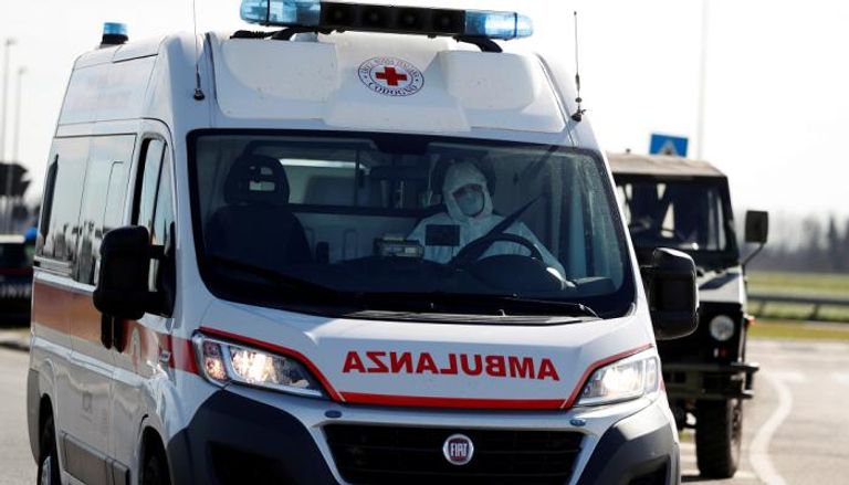 رجل يرتدي كمامة يقود سيارة إسعاف في إيطاليا