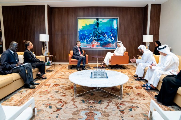 جانب من لقاء الشيخ عبدالله بن زايد والمبعوث الأممي هوانغ شيا