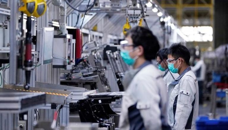 عمال في مصنع للسيارات بالصين - رويترز