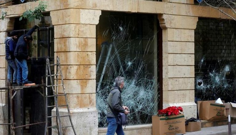 واجهة بنك في بيروت تضررت من المظاهرات الأخيرة - رويترز