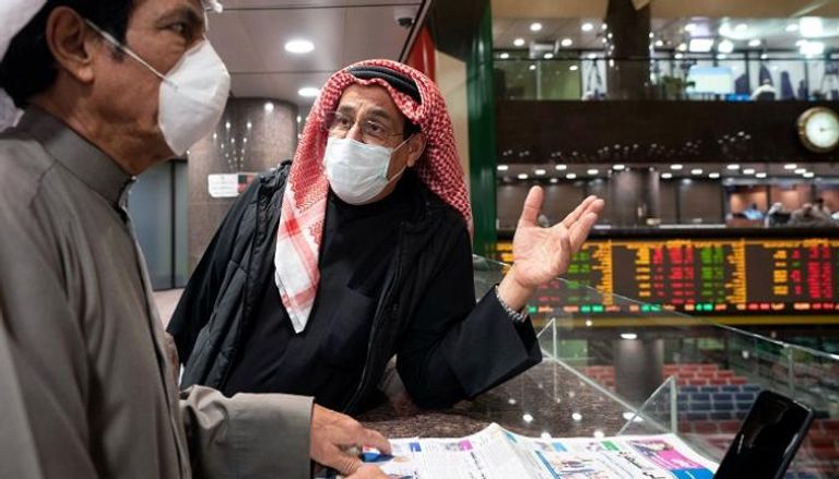 مستثمران في بورصة الكويت - رويترز