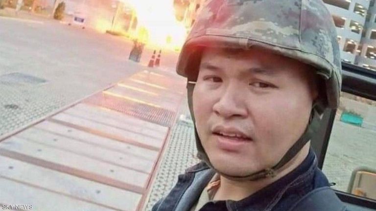 سفاح تايلاند سفاح تايلاند يمين الصورة والشرطة الفلبينية في يسارها