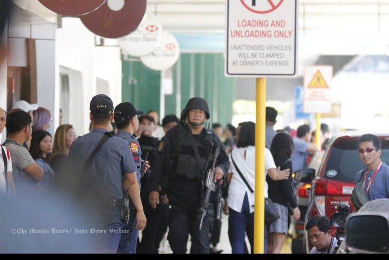 سفاح تايلاند يمين الصورة والشرطة الفلبينية في يسارها