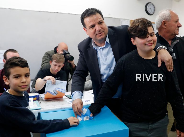 رئيس القائمة المشتركة يُدلي بصوته رفقة أطفاله يشكل العرب نحو 20% من عدد سكان إسرائيل