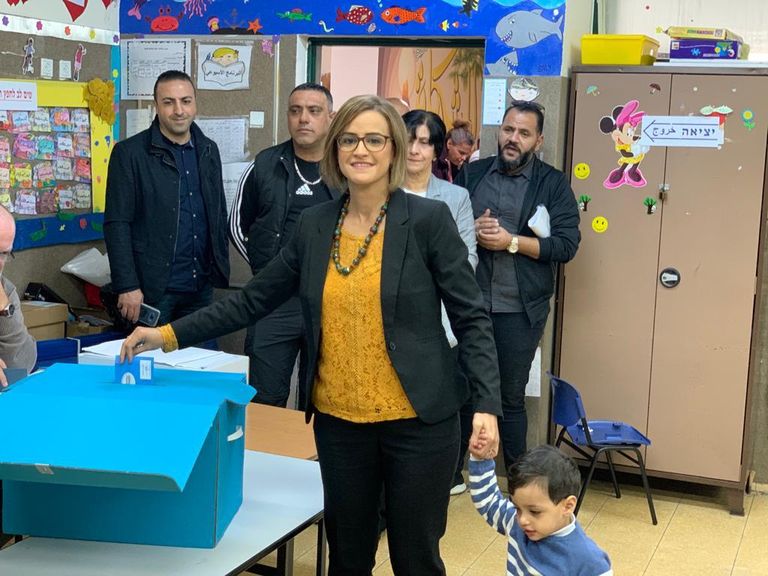 أحمد الطيبي وبناته يدلون بأصواتهم