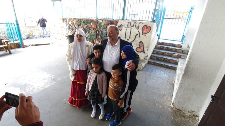 أحمد الطيبي وبناته يدلون بأصواتهم