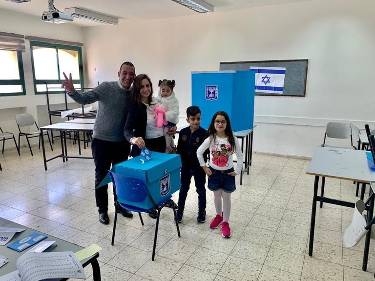 أحمد الطيبي وبناته يدلون بأصواتهم