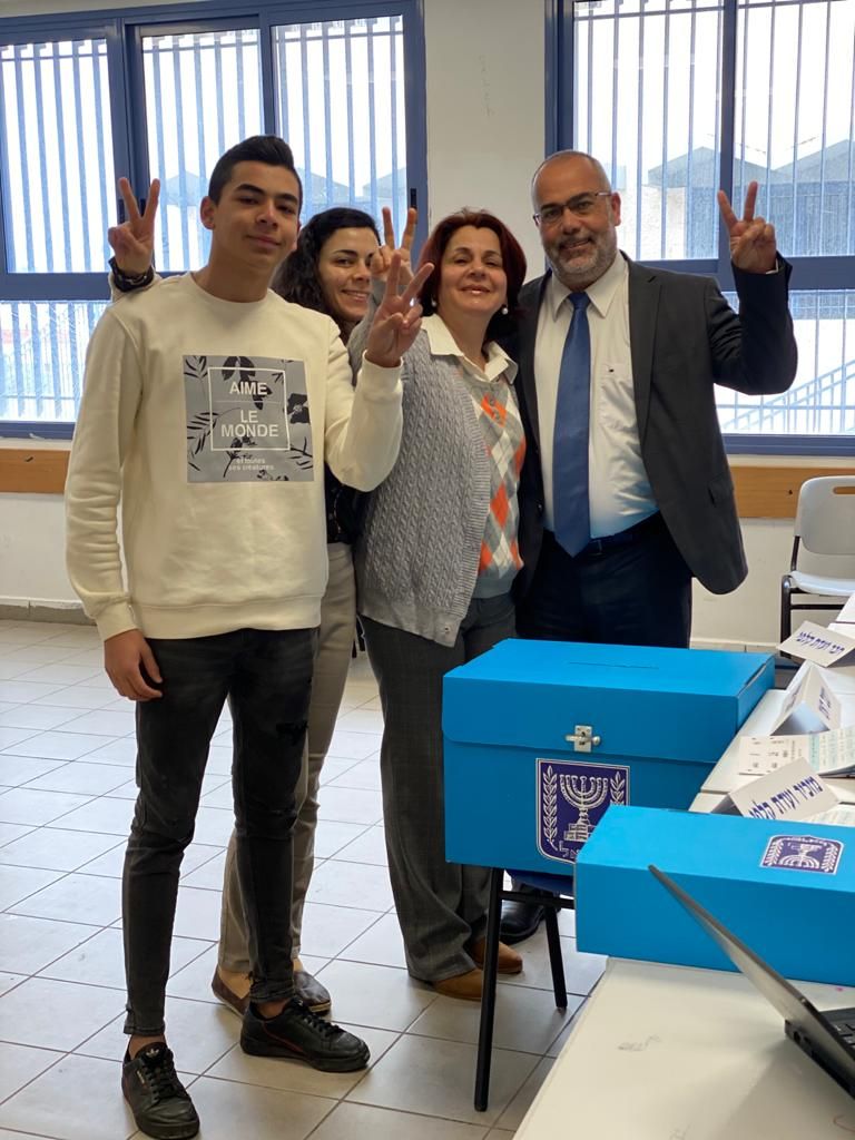 أحمد الطيبي وبناته يدلون بأصواتهم