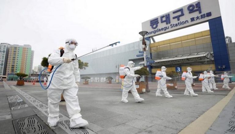 طاقم طبي في كوريا الجنوبية يقوم بعمليات تطهير مع تفشي كورونا