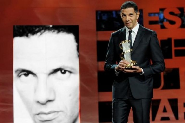 الفنان المغربي الفرنسي رشدي زيم خلال تسلمه جائزة 