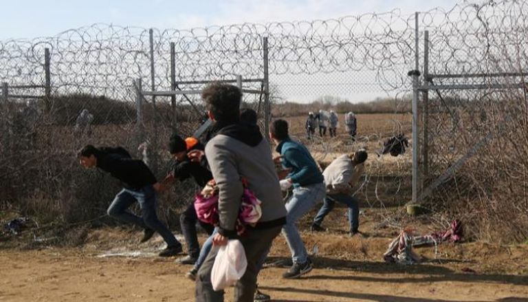 مهاجرون يلقون حجارة على مركبة عسكرية يونانية على حدود تركيا- رويترز
