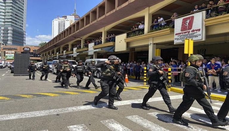 الشرطة الفلبينية تتعامل مع عملية احتجاز الرهائن