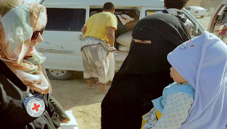 مساعدات من منظمة الصليب الأحمر للمهجرين قسرا في اليمن