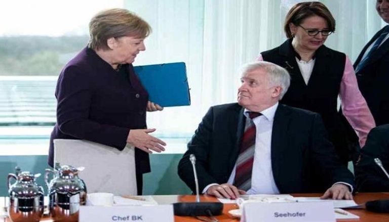 وزير الداخلية يرفض مصافحة ميركل خلال اجتماع في برلين