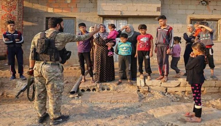 جندي موالٍ لتركيا يهدد عددا من المدنيين الأكراد - أ.ف.ب
