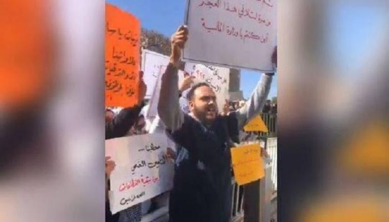 اتهامات لحكومة السراج بنهب أموال الموظفين في ليبيا 