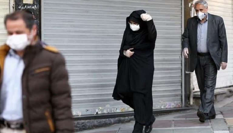 إيرانيون يرتدون كمامات خوفا من تفشي كورونا