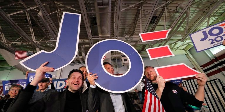 أنصار نائب الرئيس السابق جو بايدن خلال مؤتمر انتخابي بوتيجيج يتحدث لأنصاره في ساكرامنتو بكاليفورنيا