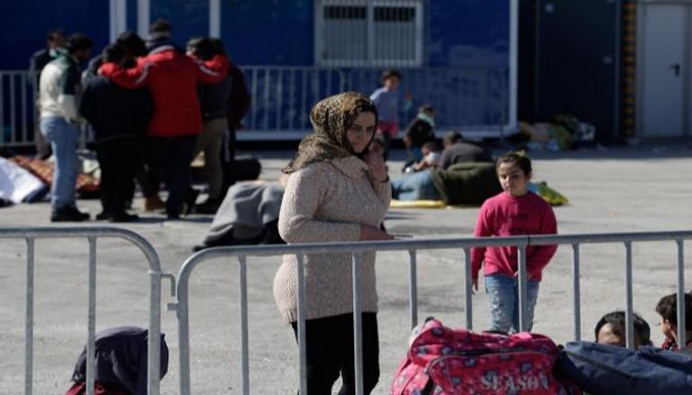 لاجئون سوريون في طريقهم للحدود التركية اليونانية- رويترز