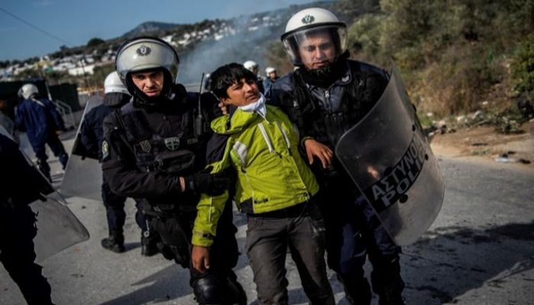 جانب من المواجهات بين المهاجرين والشرطة اليونانية