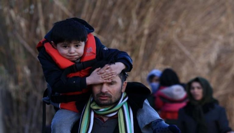 لاجئون سوريون في طريقهم إلى الحدود التركية اليونانية - رويترز