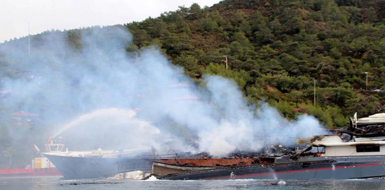 ألسنة الدخان تتصاعد من اليخت بعد الحريق