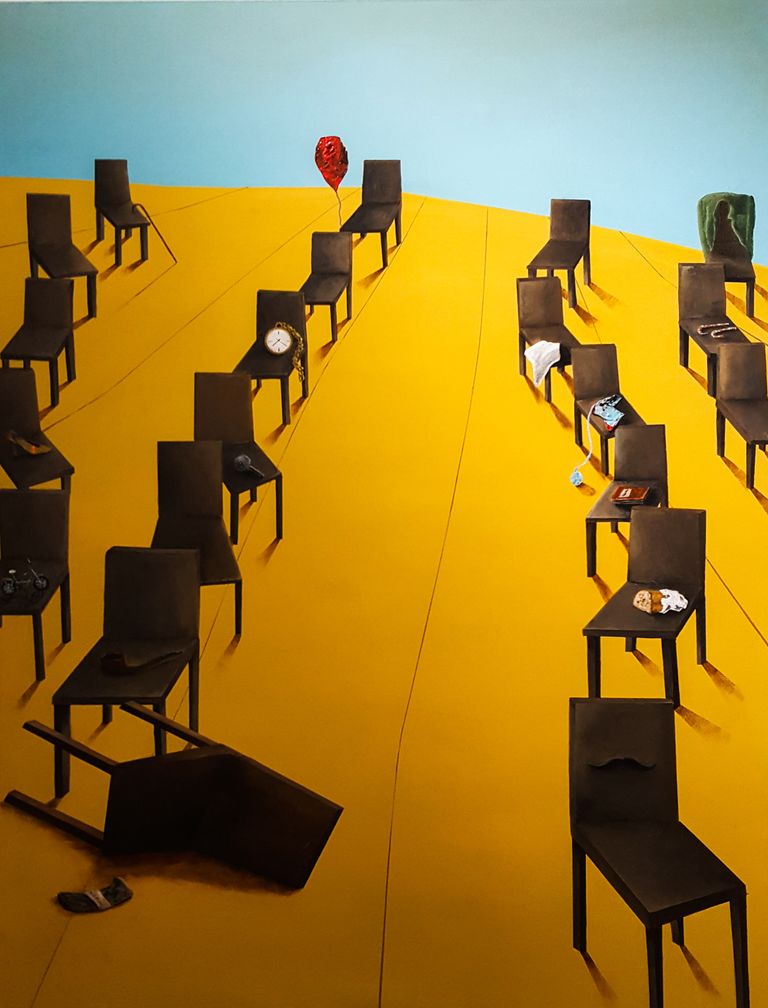 الفنان زيد الشوا مع إحدى لوحاته