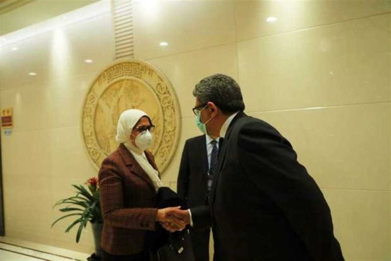وزيرة الصحة المصرية تخضع للفحص الطبي في مطار بكين