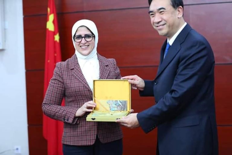 وزيرة الصحة المصرية تخضع للفحص الطبي في مطار بكين