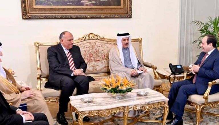 الرئيس المصري عبدالفتاح السيسي مع وزير الخارجية البحريني