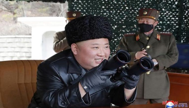 زعيم كوريا الشمالية كيم جونغ أون خلال إشرافه على إطلاق الصواريخ