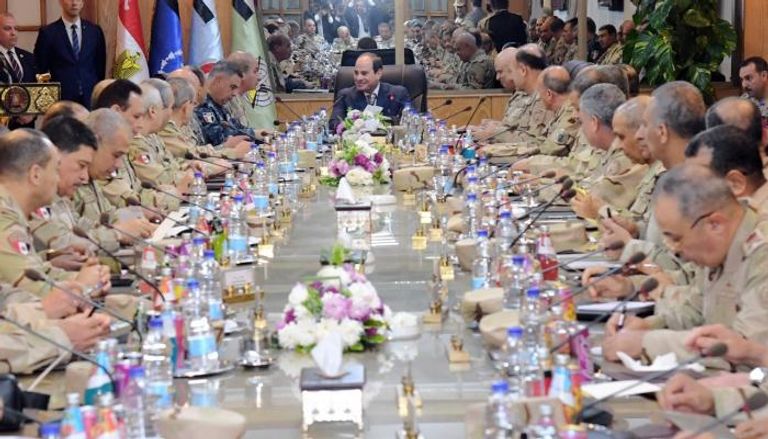جانب من اجتماع الرئيس المصري وقادة الجيش