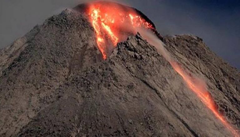 بركان ميرابي يثور في إندونيسيا