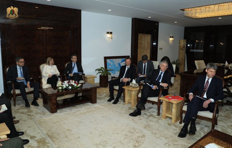 جانب من لقاء المشير خليفة حفتر وسفراء دول فرنسا وإيطاليا وألمانيا