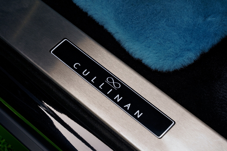 رولز - رويس كالينان بلاك بادج من الداخل 