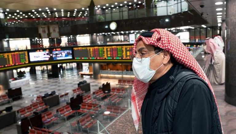مستثمر في بورصة الكويت - رويترز
