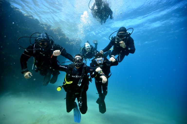 أول غواص مصري من أصحاب الهمم بمحمية رأس محمد محمد كرم غواص مصري من أصحاب الهمم يدعم السياحة البيئة