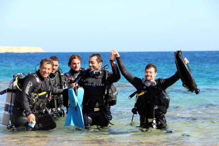 محمد كرم غواص مصري من أصحاب الهمم أثناء رحلته لدعم السياحة محمد كرم غواص مصري من أصحاب الهمم يدعم السياحة البيئة