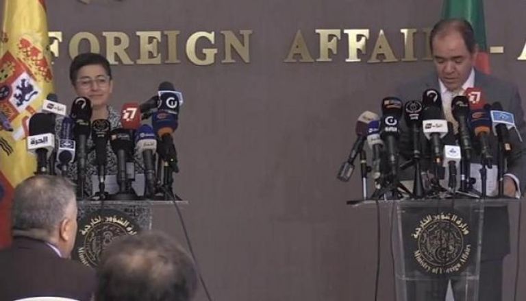 جانب من المؤتمر الصحفي المشترك بين وزير الخارجية الجزائري ونظيرته الإسبانية
