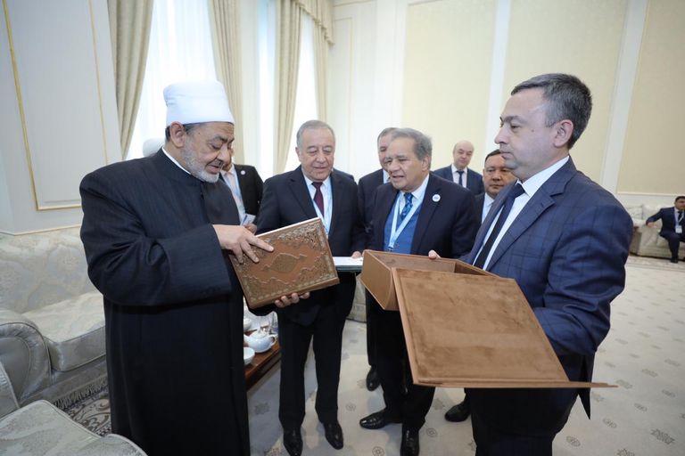 شيخ الأزهر أثناء تسلمه المخطوطة