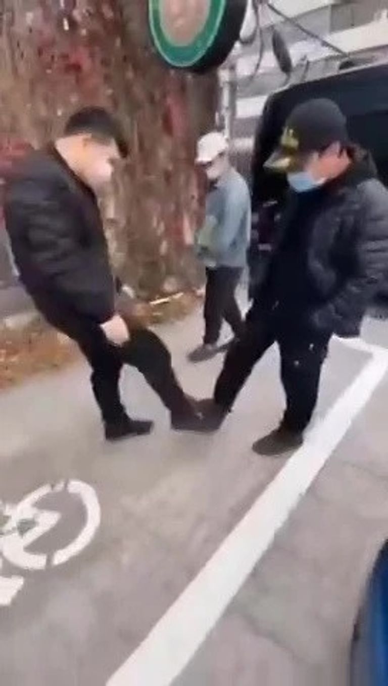 بدائل المصافحة بالأيدي تجنبا للعدوى في ووهان