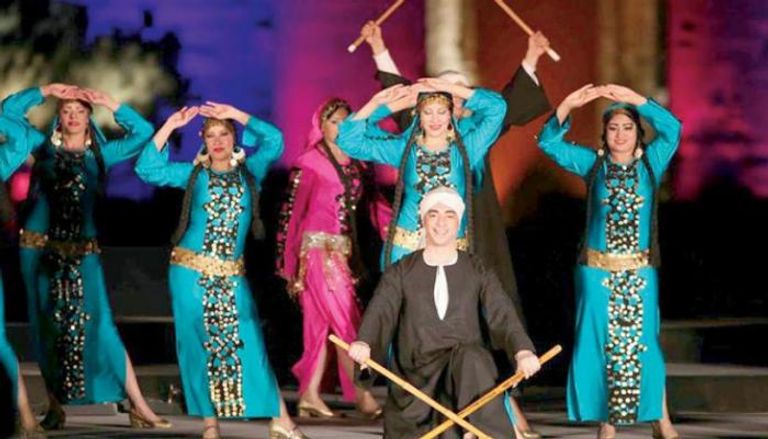 فرقة رضا للفنون الشعبية تقدم وصلة خلال حفل افتتاح المهرجان - أرشيفية