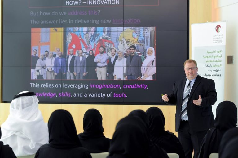 جانب من توقيع مذكرة التفاهم بين أكاديمية أبوظبي ومعهد الابتكار العالمي