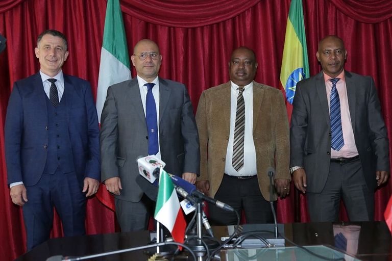 جانب من اللقاء الإيطالي الإثيوبي خلال توقيع الاتفاقية