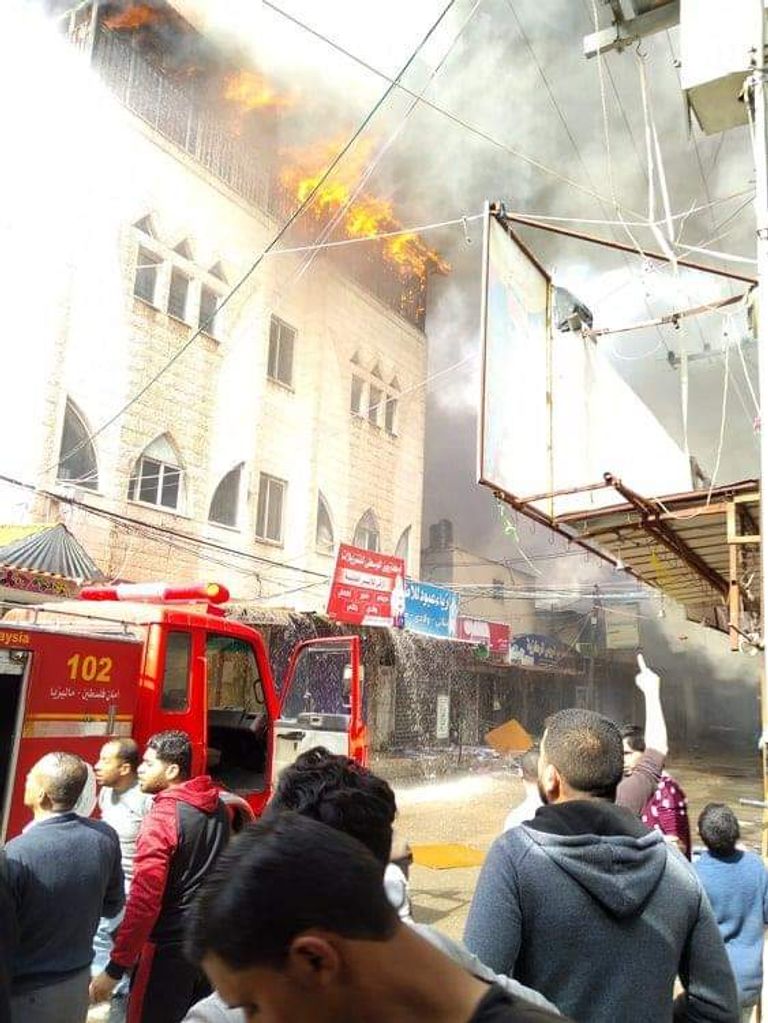 ألسنة الدخان تتصاعد من حريق سوق النصيرات بغزة