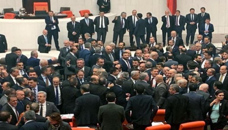 جانب من الشجار داخل البرلمان التركي 