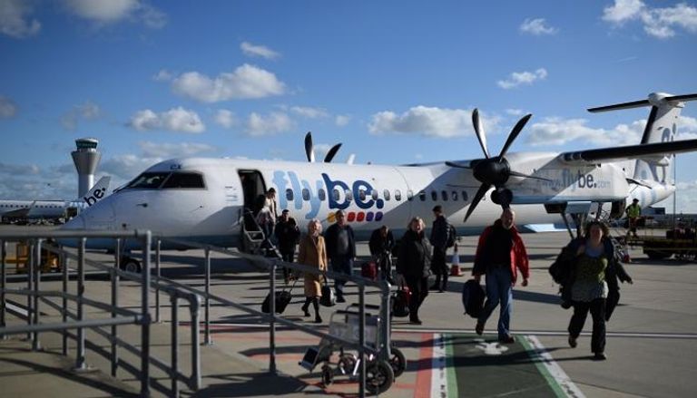 ركاب يغادرون طائرة Flybe بعد هبوطها في مطار جيرسي