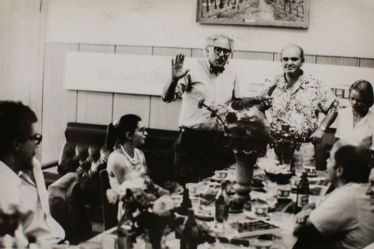 ساندرز خلال زيارته للمدينة الروسية من أجل توأمة المدن بيرني ساندرز خلال رحلته إلى ياروسلافل الروسية عام 1988 - نيويورك تايمز