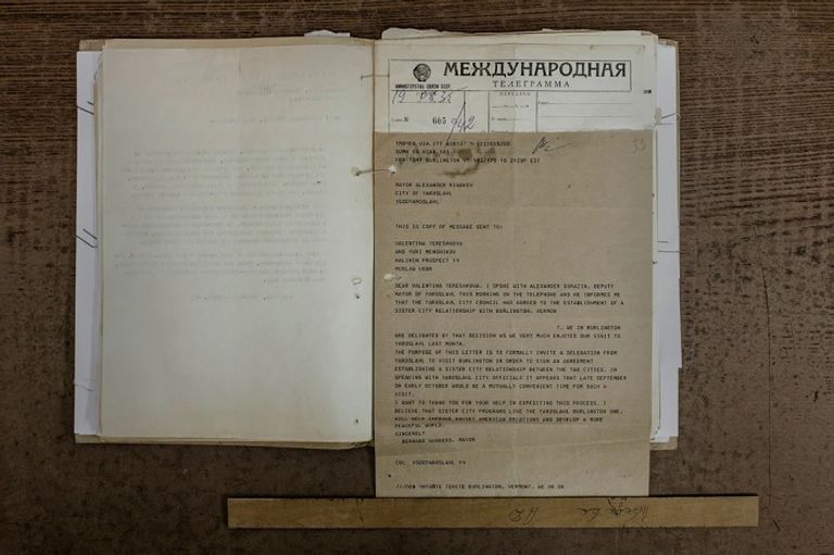 رسالة من بيرني ساندرز لتعزيز الروابط مع الاتحاد السوفيتي بيرني ساندرز خلال رحلته إلى ياروسلافل الروسية عام 1988 - نيويورك تايمز