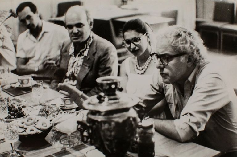 خلال زيارة ساندرز لمركز طبي في المدينة الروسية بيرني ساندرز خلال رحلته إلى ياروسلافل الروسية عام 1988 - نيويورك تايمز